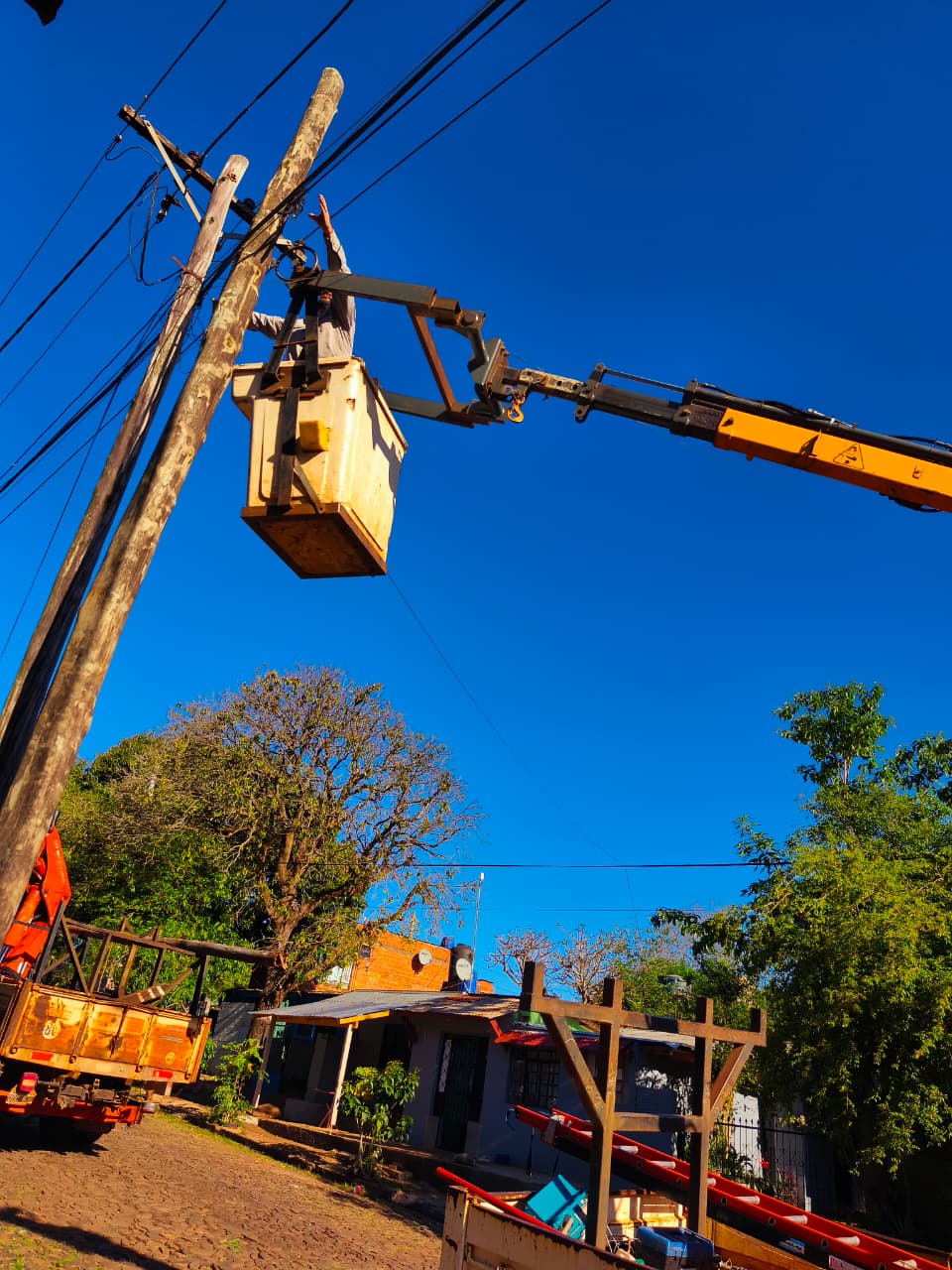 Energia de Misiones ejecutó trabajos para mejorar la red eléctrica de Puerto Iguazú