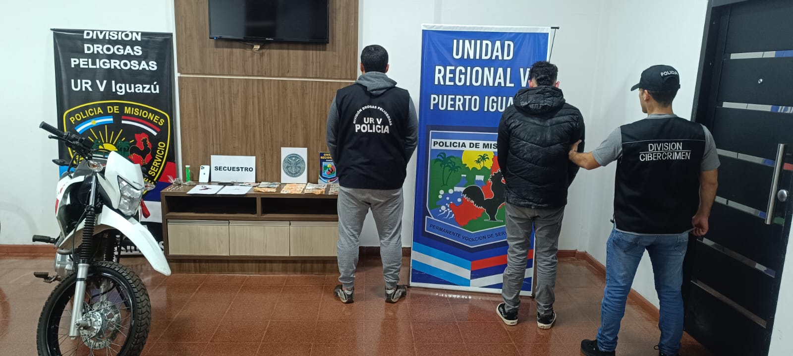 Policías atraparon a un motodealer en plena venta de cocaína en Puerto Iguazú