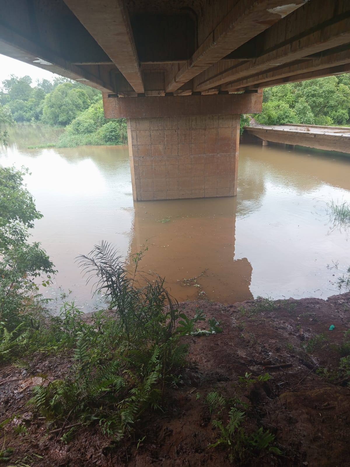 Despiste y caída al arroyo dejó dos personas hospitalizadas en Wanda