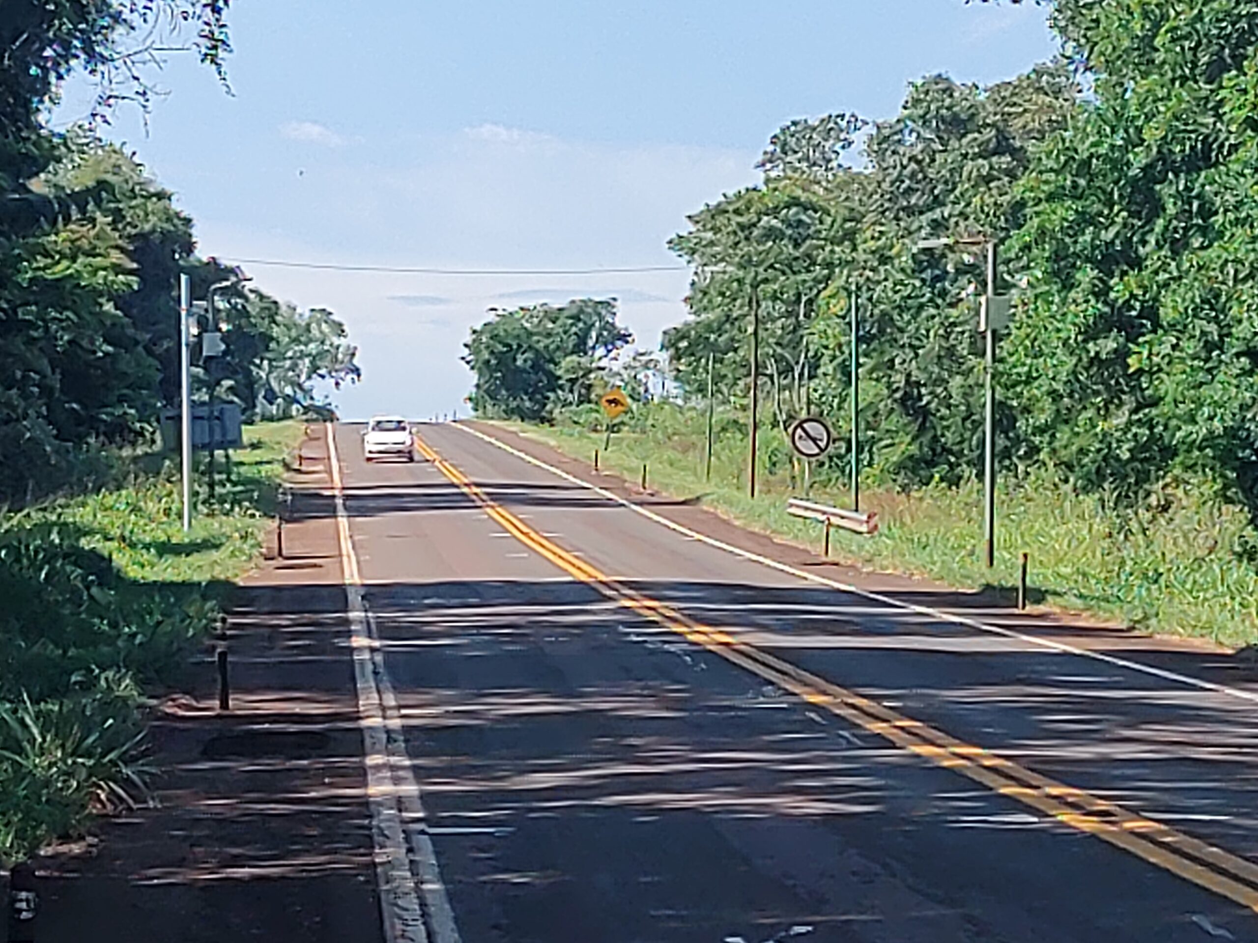Conductores infractores reciben advertencias por exceso de velocidad en áreas protegidas
