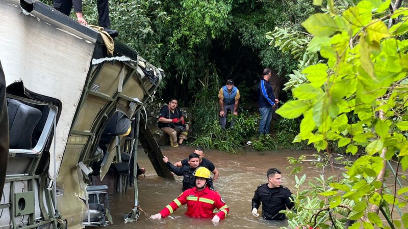 Un colectivo con destino a Iguazú cayó a un arroyo tras chocar con un auto en la Ruta Nacional 14