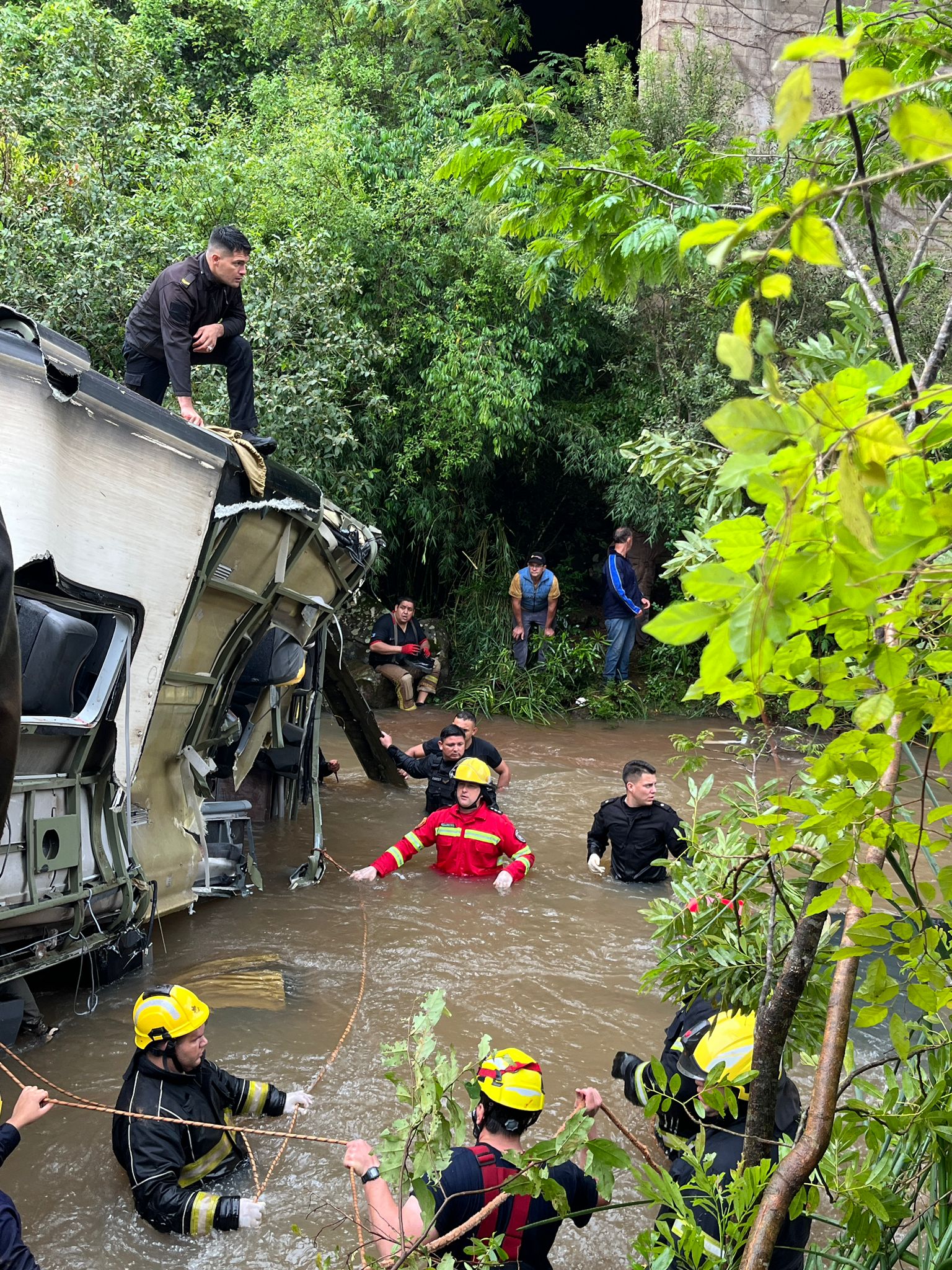 Un colectivo con destino a Iguazú cayó a un arroyo tras chocar con un auto en la Ruta Nacional 14
