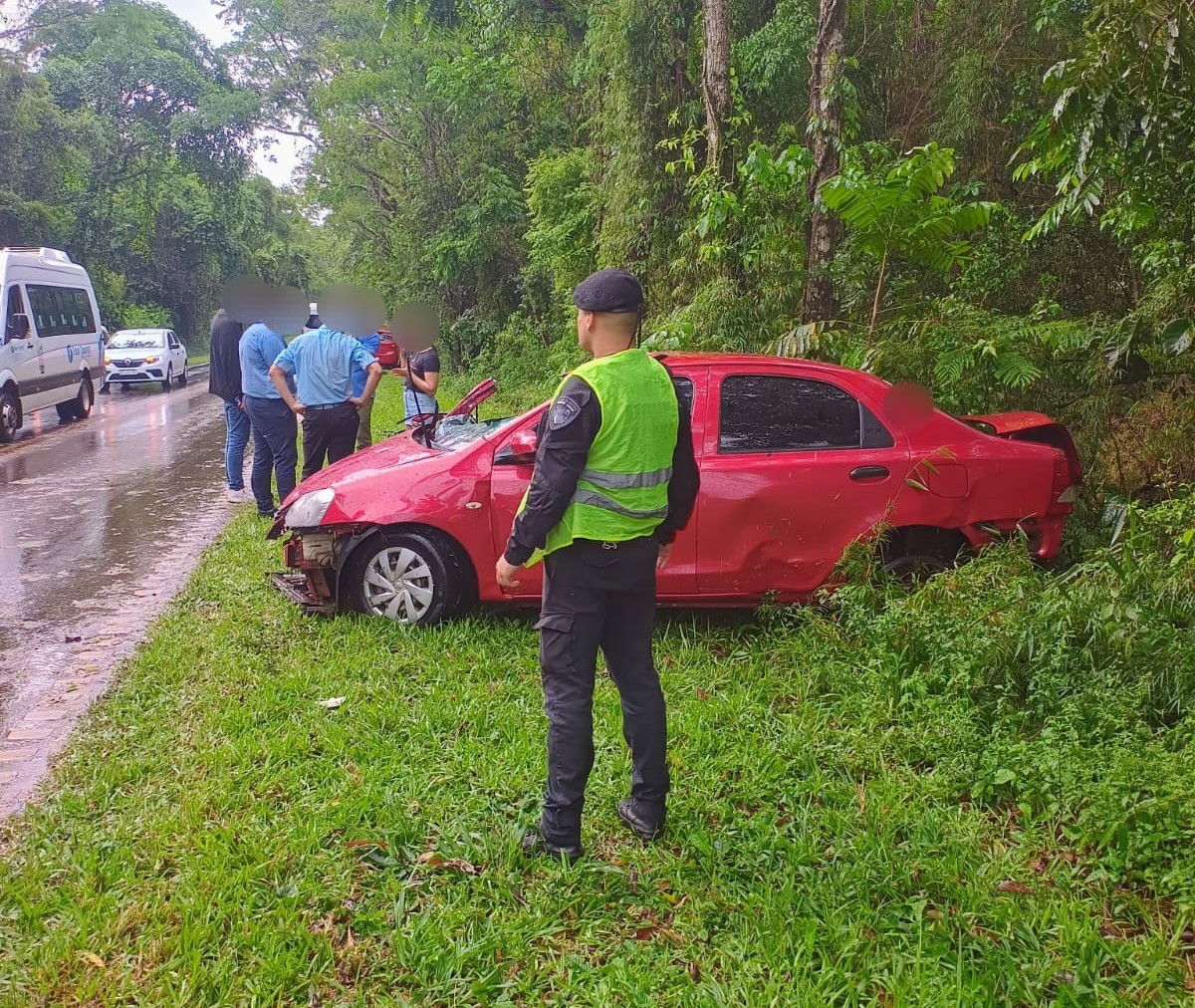 Iguazú: perdió el control del vehículo y terminó contra un árbol en la Ruta 101