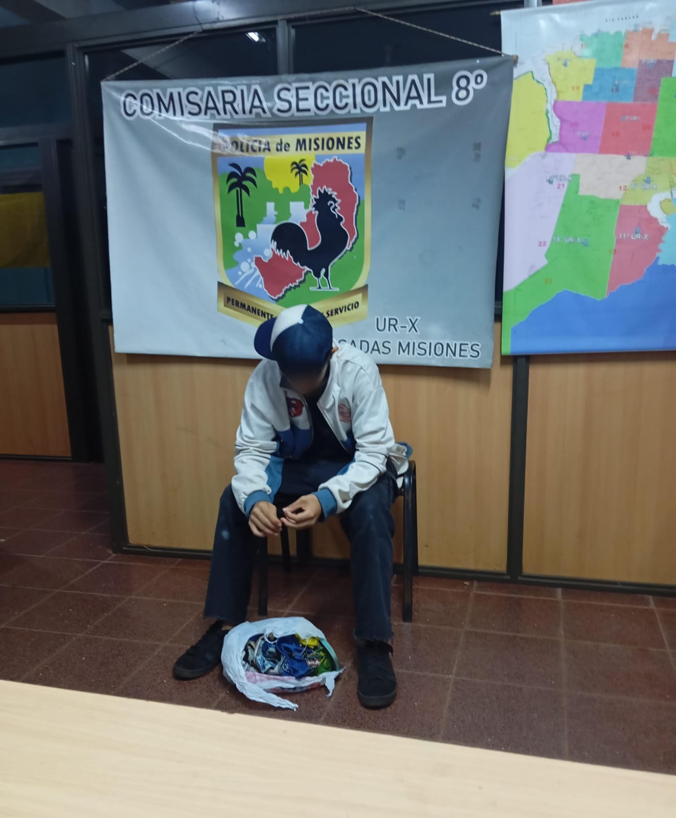 “Toma tu ropa y arreglate”: un adolescente fue asistido por la Policía tras ser abandonado por su madre