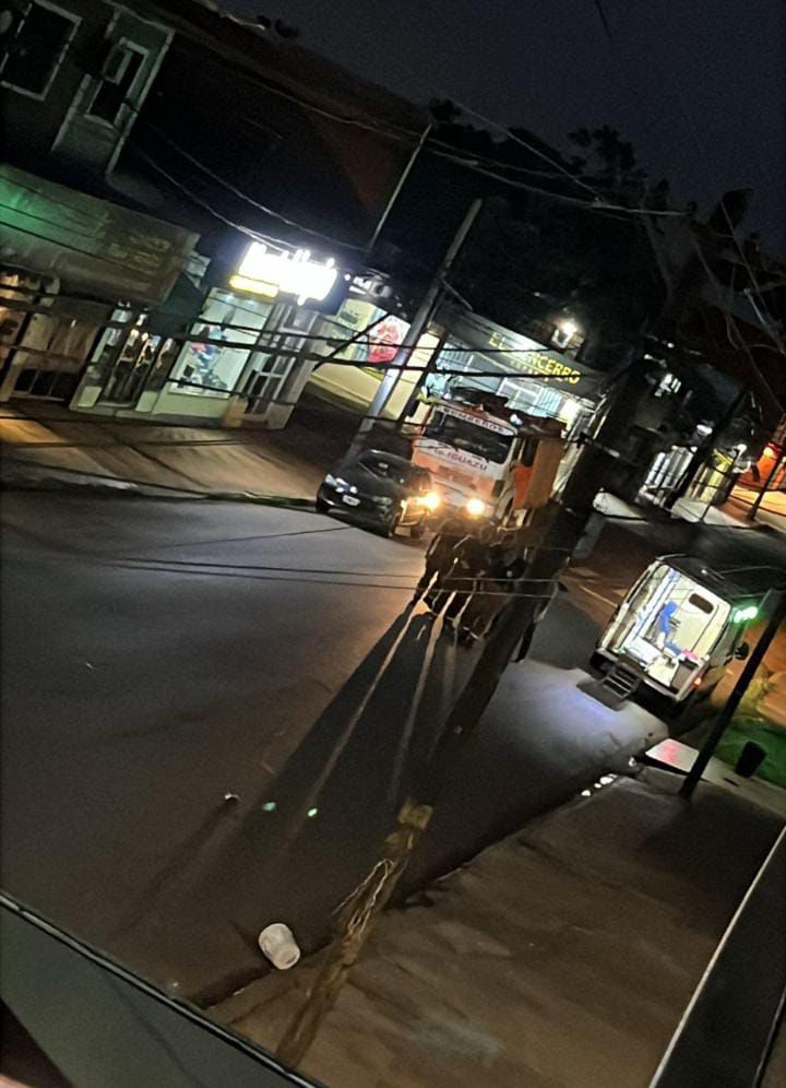 Un hombre con cortes en el cuerpo amenazaba con arrojarse de un balcón