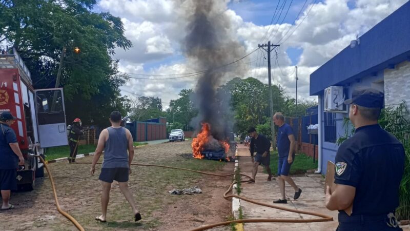 Un vehículo en desuso, sin batería ni combustible fue consumido por las llamas