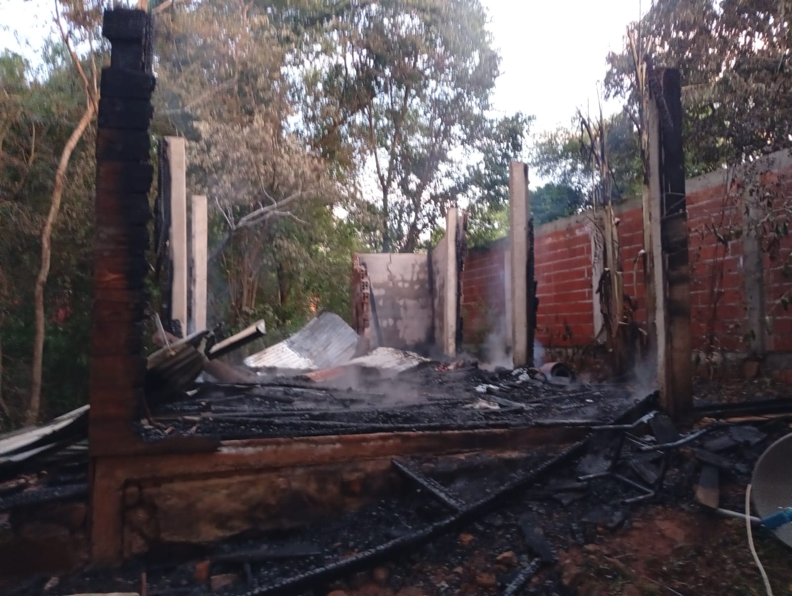 Una madre soltera y sus pequeñas se quedaron con lo puesto tras un incendio