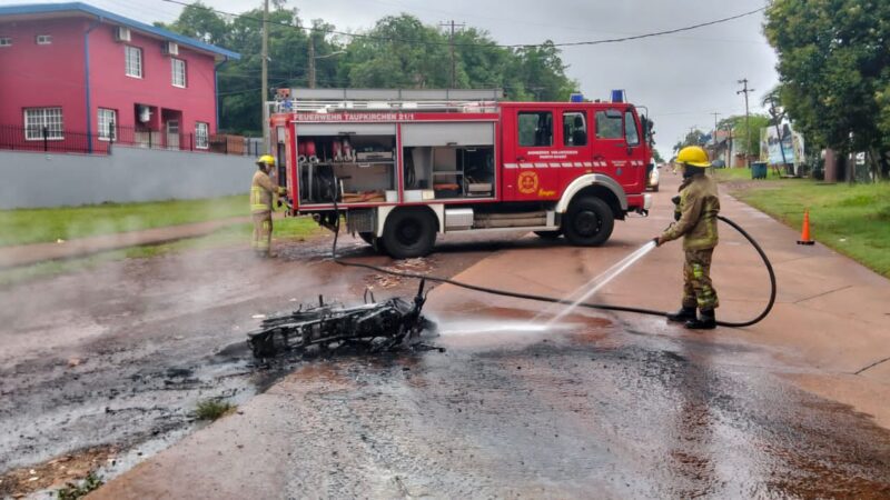 Esquivó un perro, despistó con su motocicleta y el vehículo se incendió