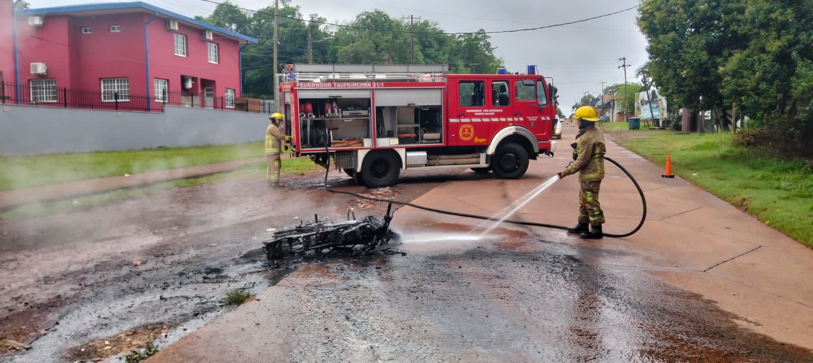 Esquivó un perro, despistó con su motocicleta y el vehículo se incendió