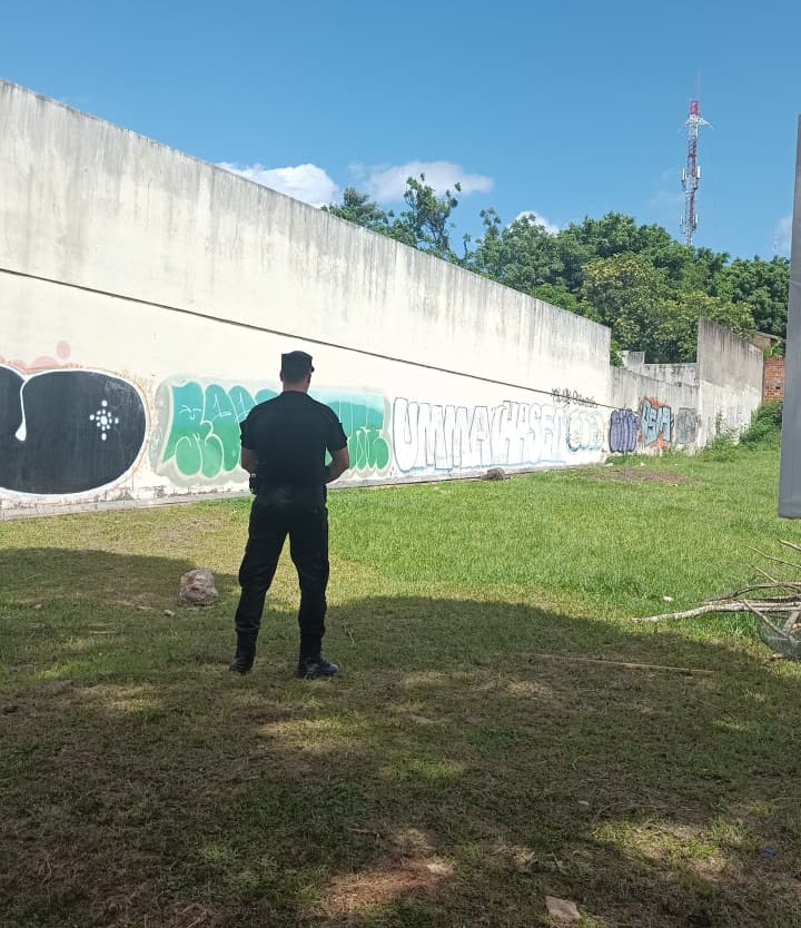 Un hombre falleció de un infarto en la vía pública, buscan identificarlo