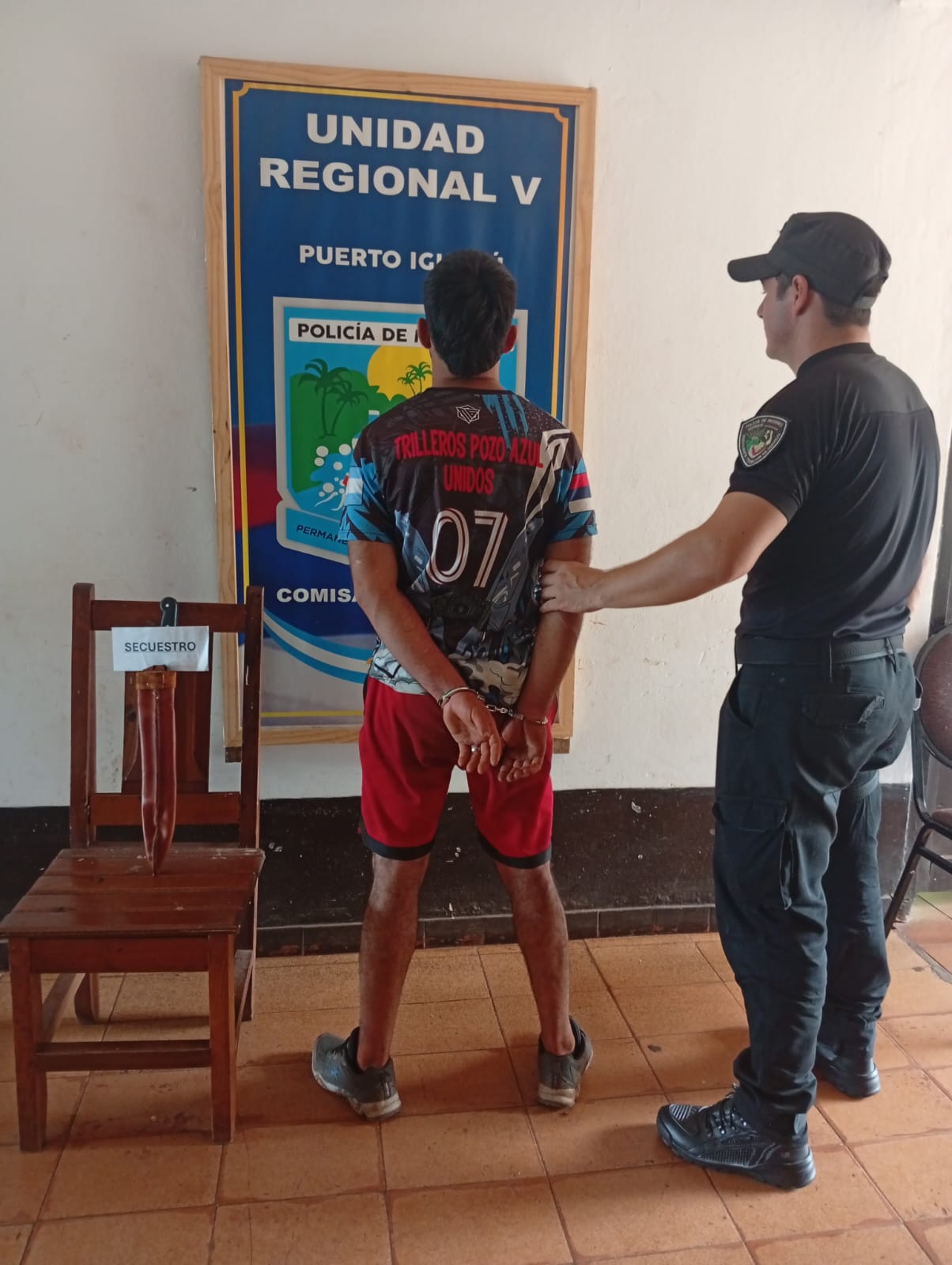 Puerto Iguazú: Ex convicto amenazó a su pareja con un machete, atacó a policías y terminó detenido