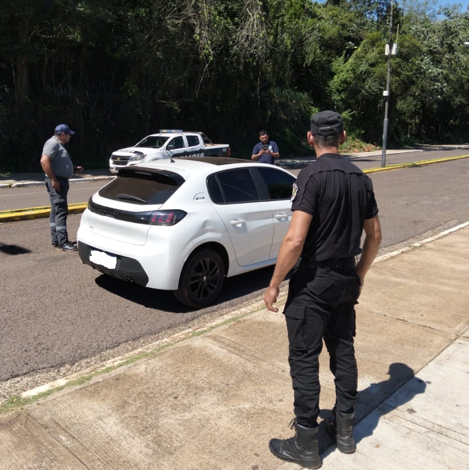 Alcoholizados generaron disturbios en el centro de Iguazú: la policía le retuvo el vehículo