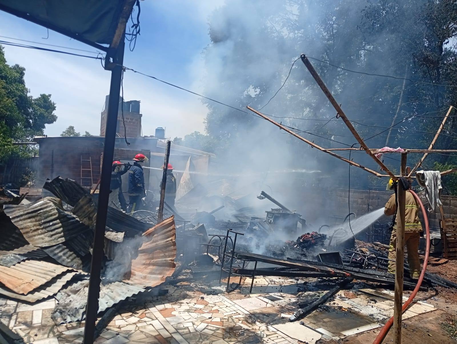 Iguazú: Una familia numerosa se quedó con lo puesto tras incendiarse la vivienda