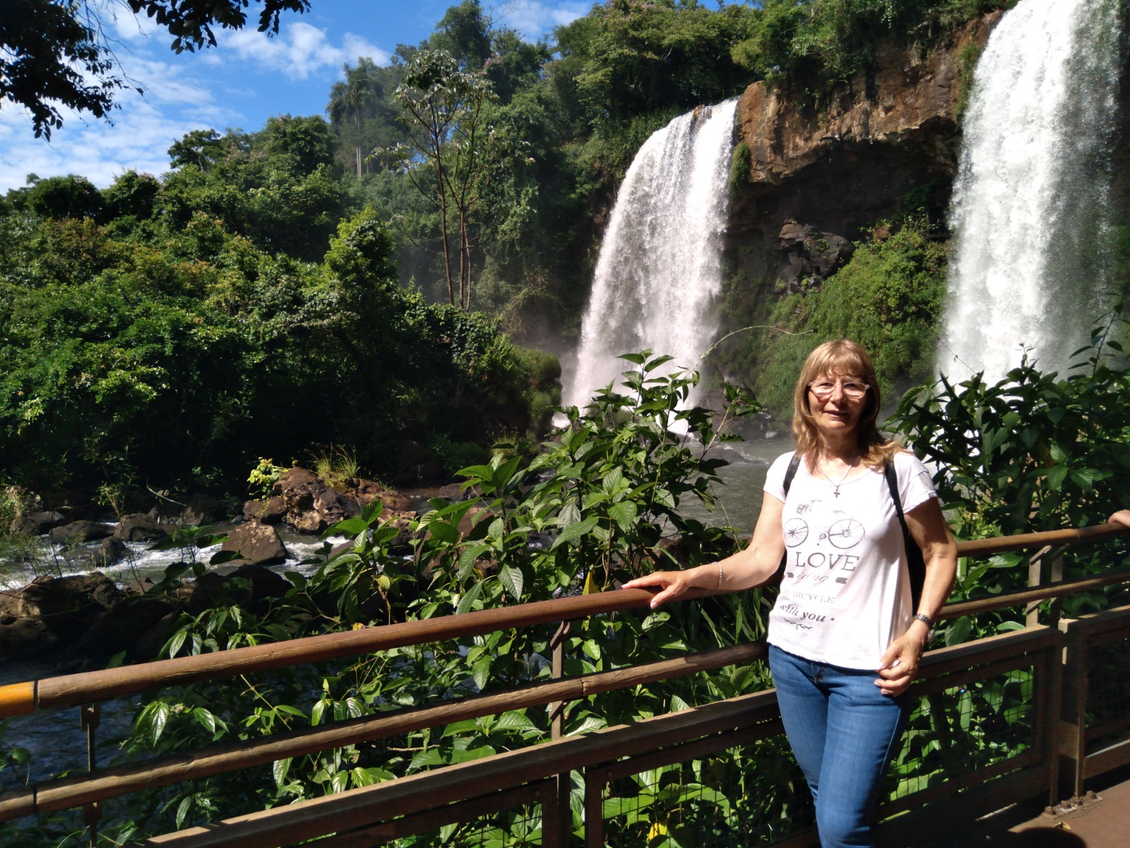 Turista ejemplar: Hace 17 años inicia un nuevo ciclo recargando energía en Cataratas