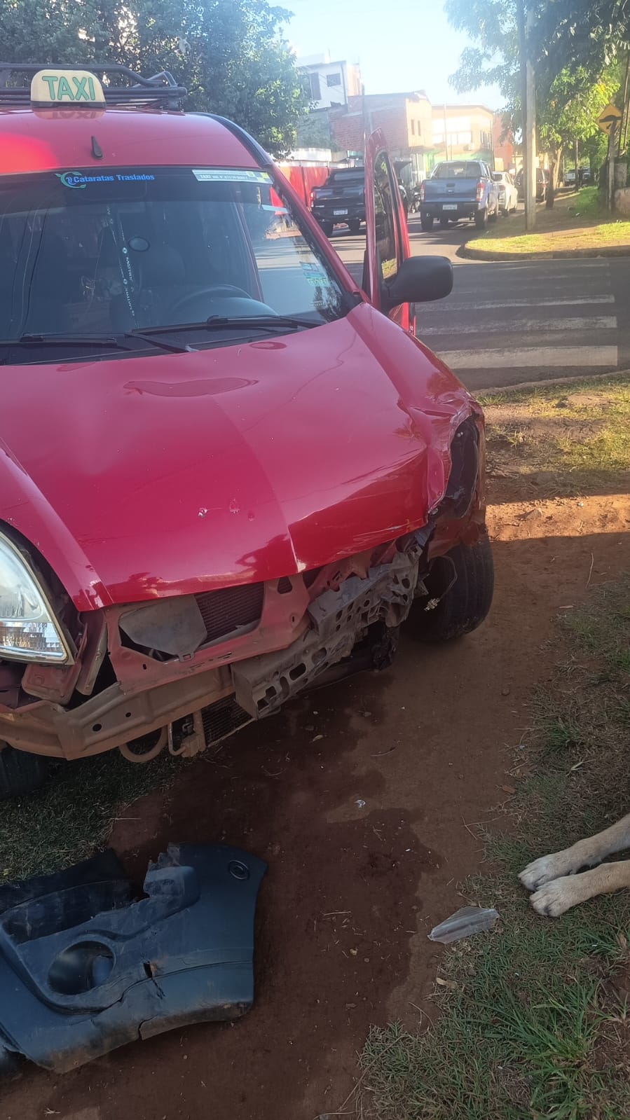 Colisión entre una Remis y un patrullero dejó a una familia sin su herramienta de trabajo