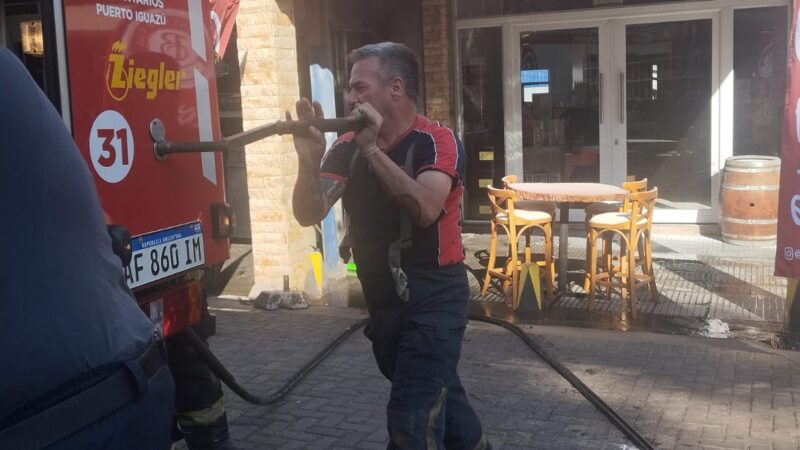 Principio de incendio en una parrilla de un local de la Feiriña
