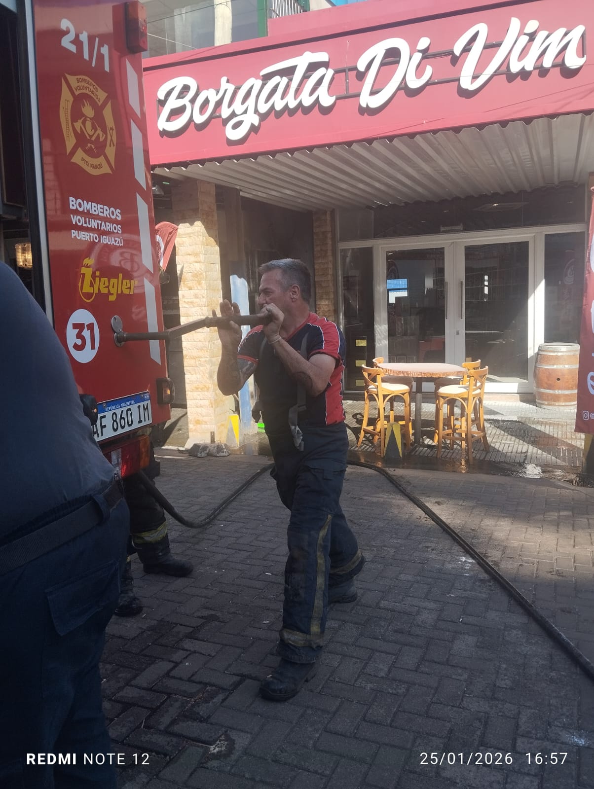 Principio de incendio en una parrilla de un local de la Feiriña