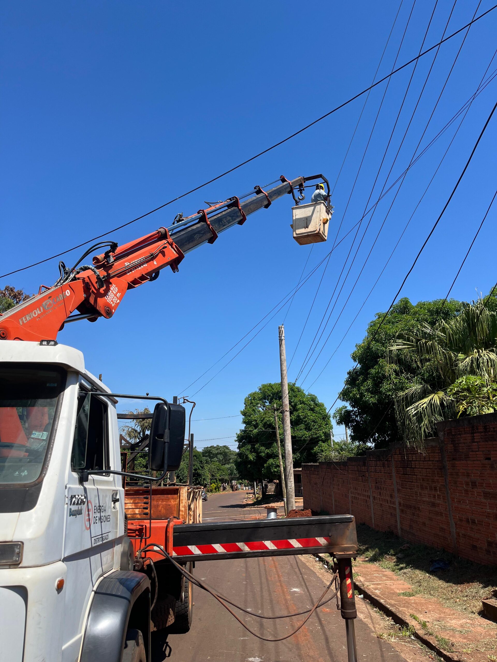 Iguazú: vinculan líneas desde las Estaciones Transformadoras para mejorar la distribución eléctrica en los barrios