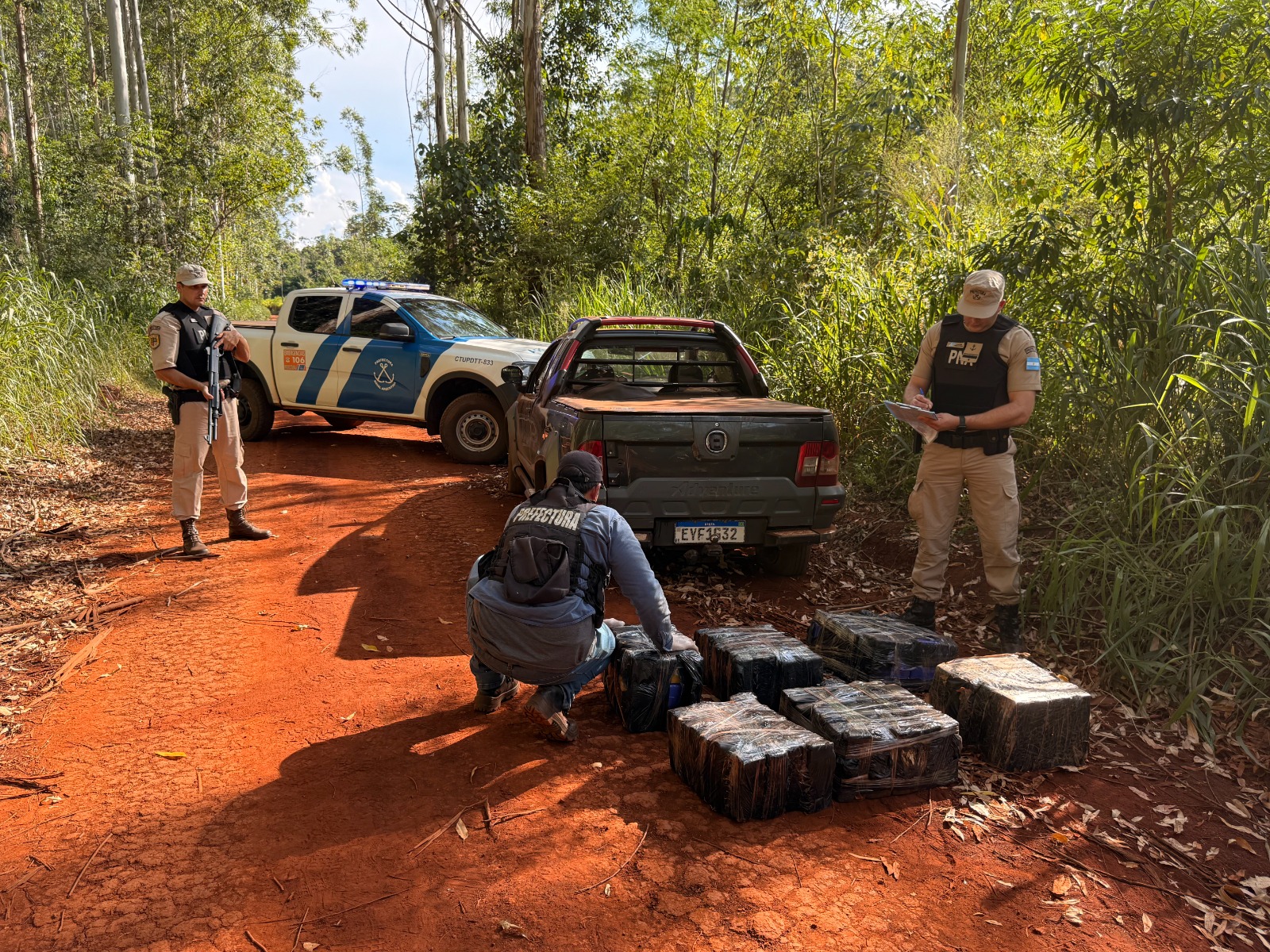 Se dieron a la fuga y dejaron abandonado un vehículo con más de 130 kilos de droga