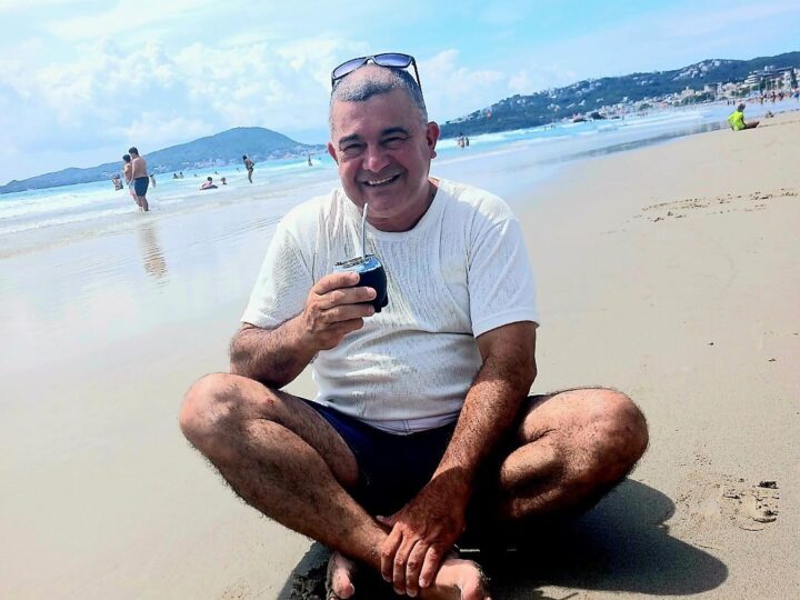 El reconocido docente Javier Rodas tuvo un ACV mientras vacacionaba en Brasil