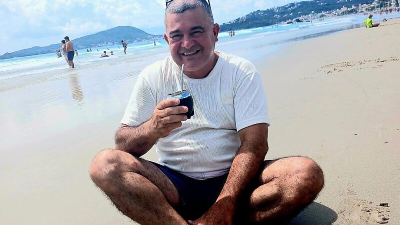 El reconocido docente Javier Rodas tuvo un ACV mientras vacacionaba en Brasil