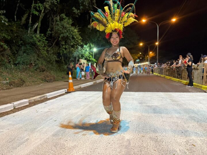 Iguazú: La primera noche de Carnaval derrochó brillo, colores y alegría