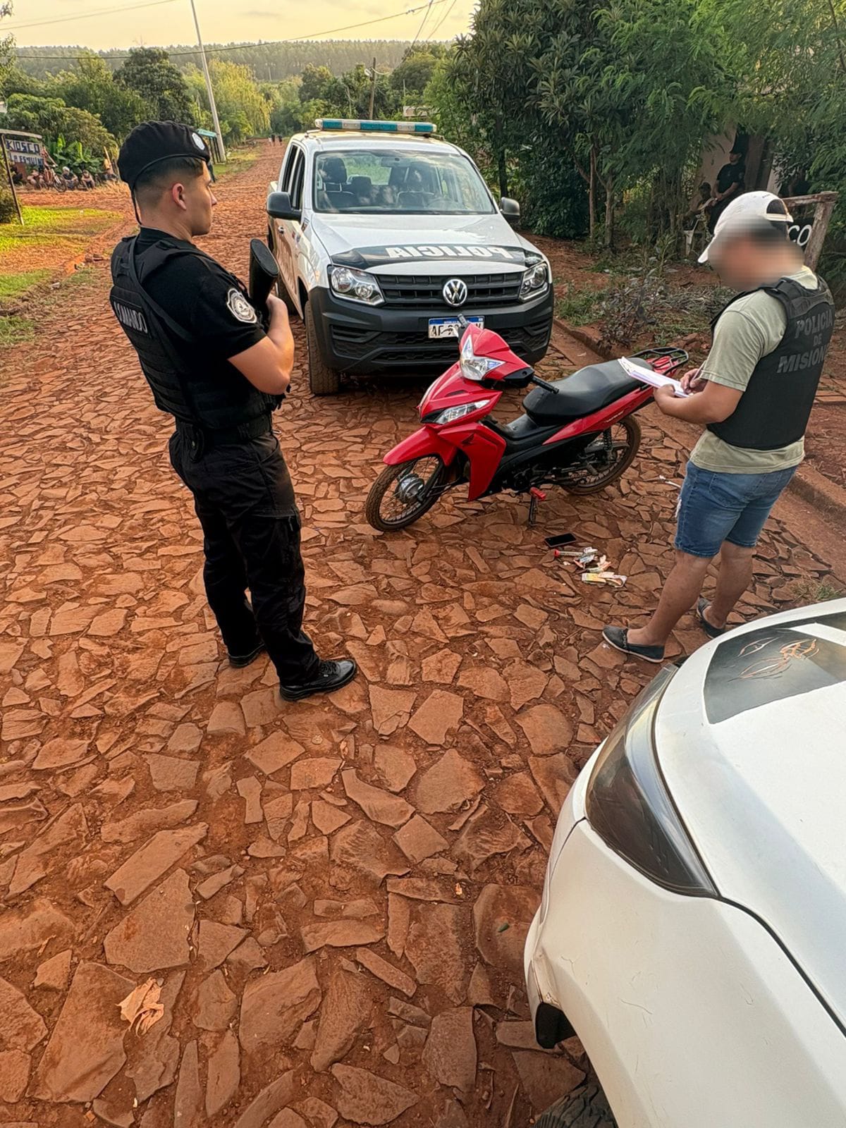 Adolescente fue demorado en Wanda con cocaína lista para la venta y una moto robada
