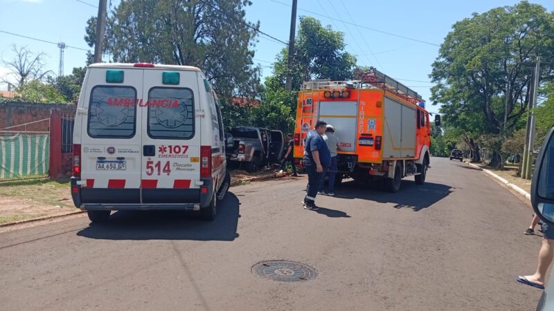 Se habría desvanecido, perdió el control choco un automóvil, postes y terminado en el muro de una vivienda