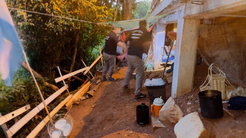 Operativo de limpieza: retiraron a al menos 8 personas que pernoctaban en el caracol
