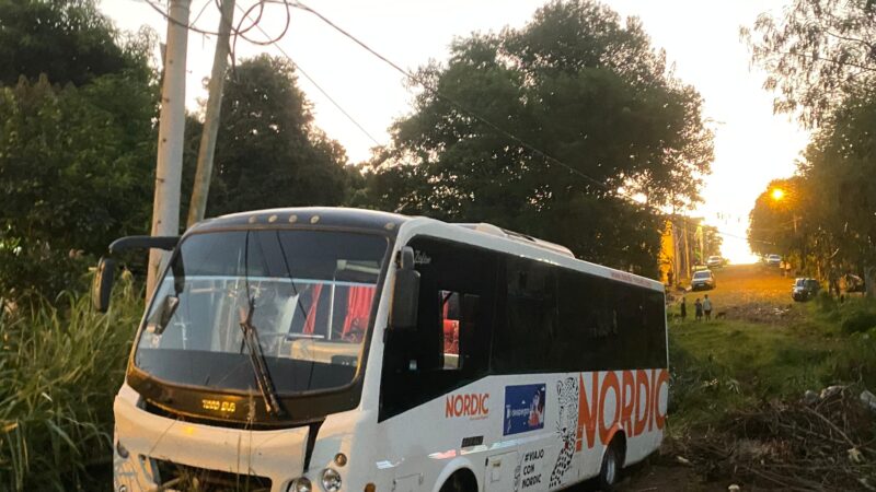 Se quedó sin frenos y terminó en una calle sin mantenimiento e intransitable