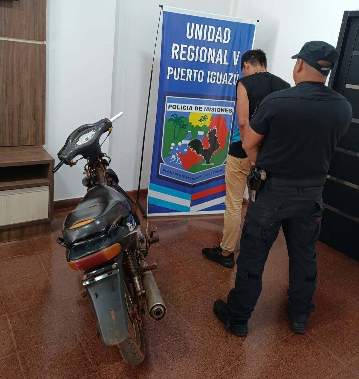 Delincuente con frondoso prontuario escapaba  con una motocicleta robada.