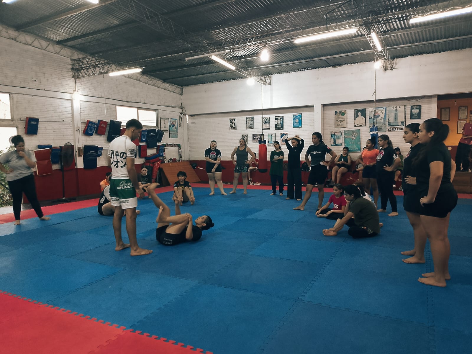 Dictaron una clase de defensa personal gratuita por el día de la mujer