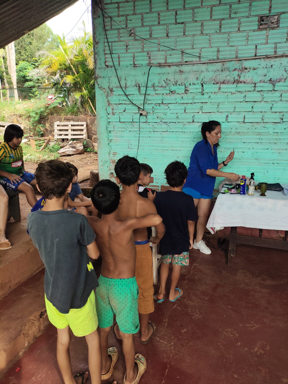 Recorre los merenderos para cortar el cabello gratis a los niños