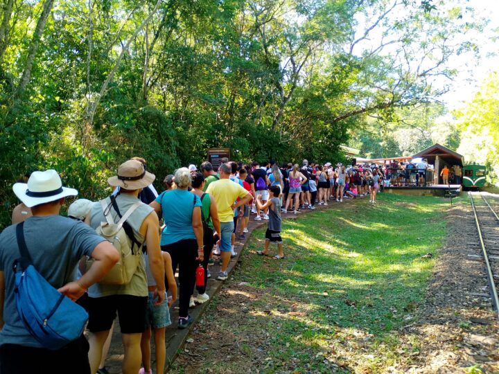Viernes Santo: Intensas filas y malestar en el Parque Nacional Iguazú
