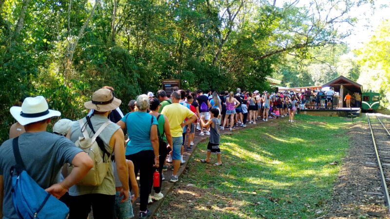 Viernes Santo: Intensas filas y malestar en el Parque Nacional Iguazú