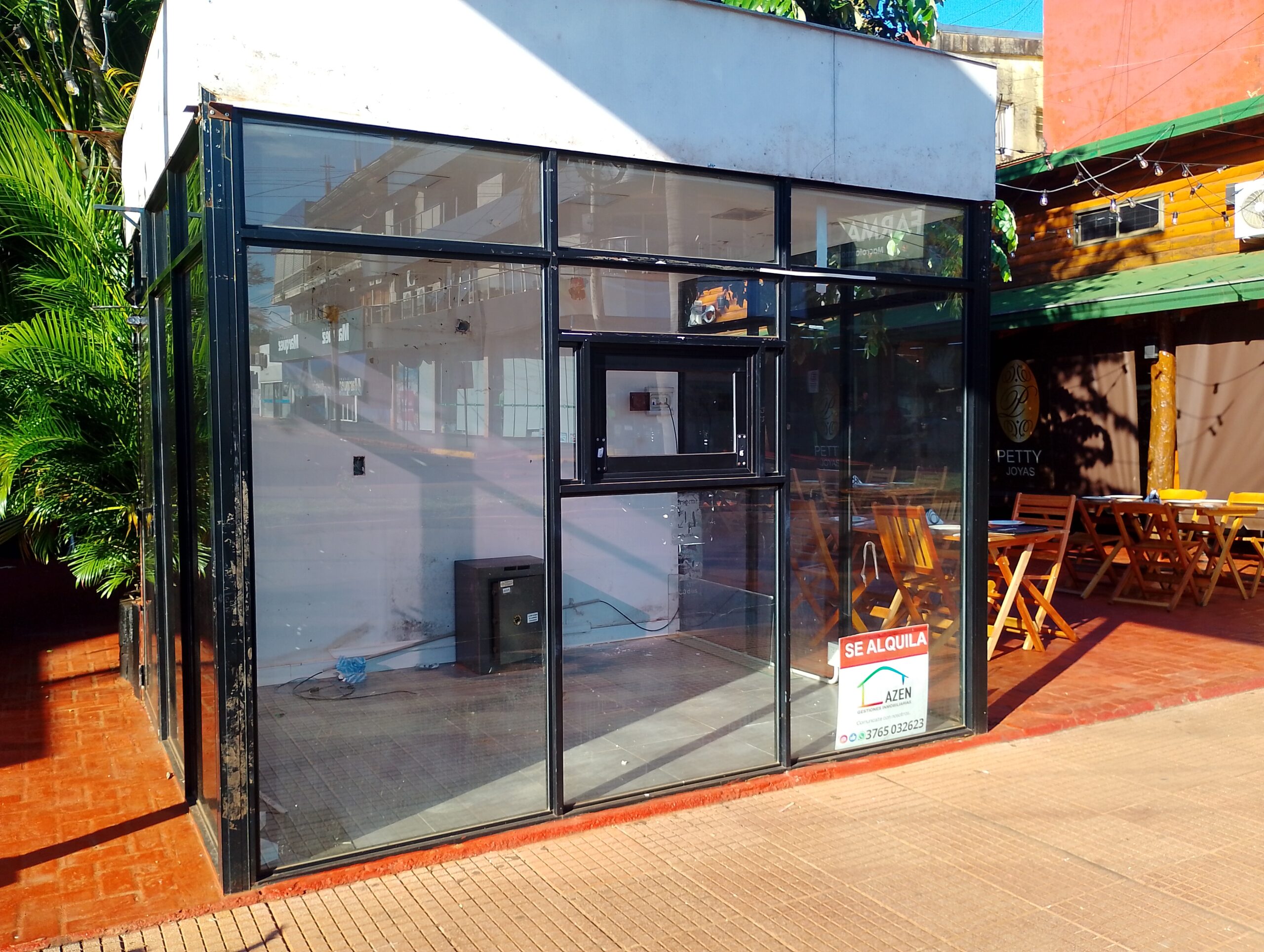 Altos costos mensuales obligan a comerciantes a cerrar o mudarse a los barrios