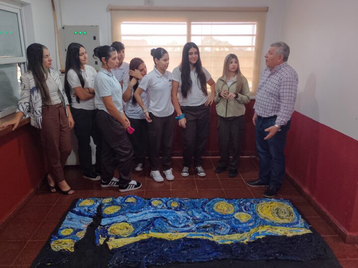 Réplica de uno de los cuadros más famosos de Van Gogh fomenta la reutilización de materiales