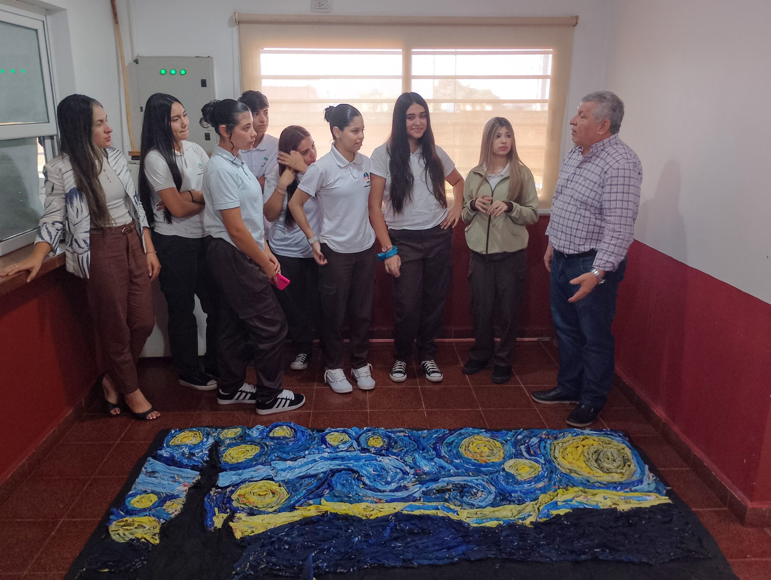 Réplica de uno de los cuadros más famosos de Van Gogh fomenta la reutilización de materiales