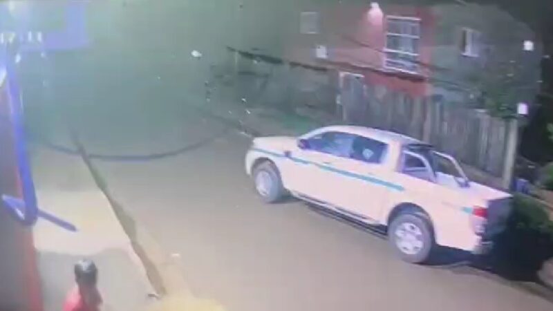 Denunciaron a una mujer que manejaba un vehículo oficial y casi ocasionó un siniestro vial.