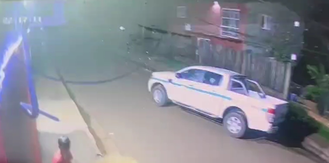 Denunciaron a una mujer que manejaba un vehículo oficial y casi ocasionó un siniestro vial.