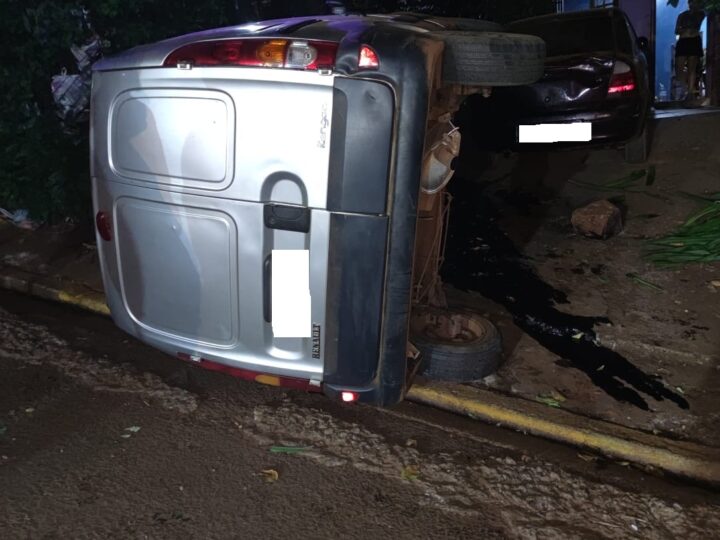 Iguazú: Despistó, Chocó y volcó con un utilitario, no se registraron lesionados