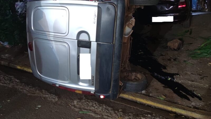 Iguazú: Despistó, Chocó y volcó con un utilitario, no se registraron lesionados