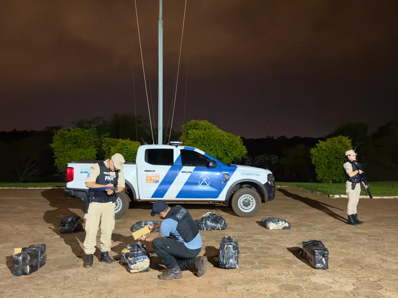Incautaron más de 200 Kilos de marihuana que fueron abandonados en la costa del rio