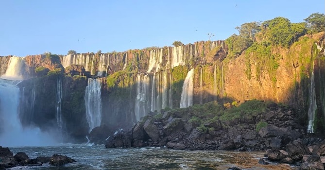 Cataratas deslumbra a los visitantes con un paisaje diferente