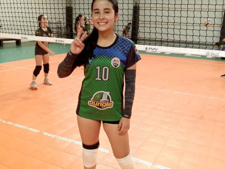 ​Reúnen fondos para costear el entrenamiento y viajes de la jugadora de vóley Alma Rojas