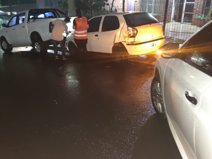 Perdió el control de su automóvil y colisionó con vehículos estacionados