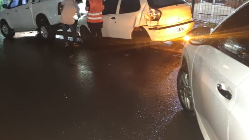 Perdió el control de su automóvil y colisionó con vehículos estacionados