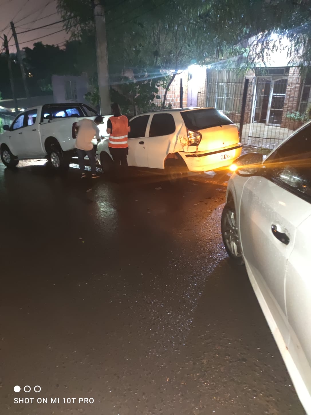 Perdió el control de su automóvil y colisionó con vehículos estacionados