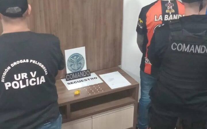 Detuvieron a un dealer con más de 20 dosis listas para la venta
