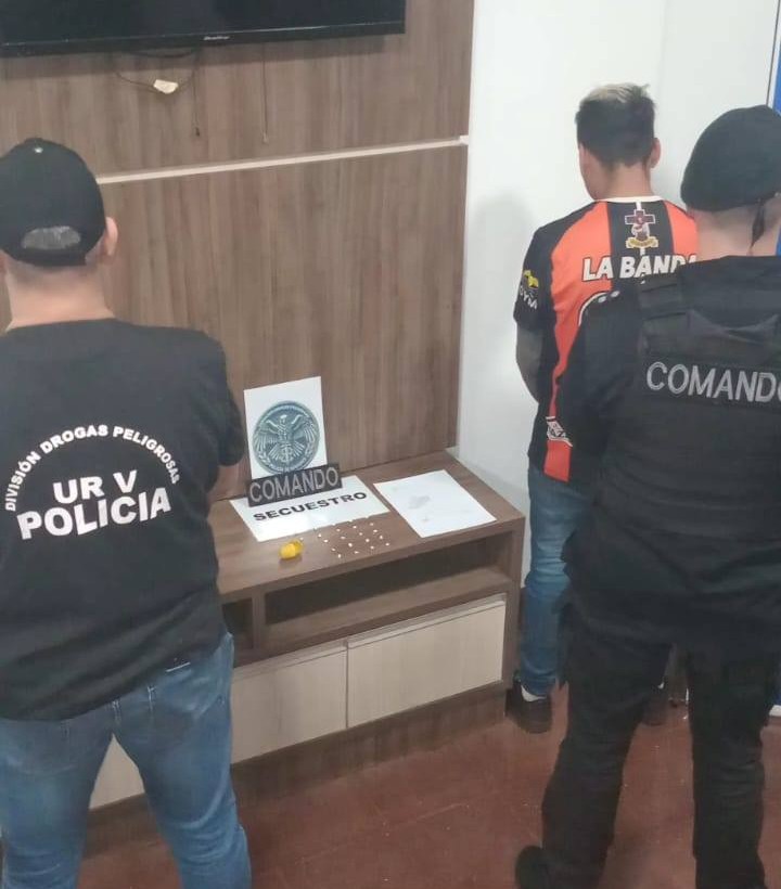 Detuvieron a un dealer con más de 20 dosis listas para la venta